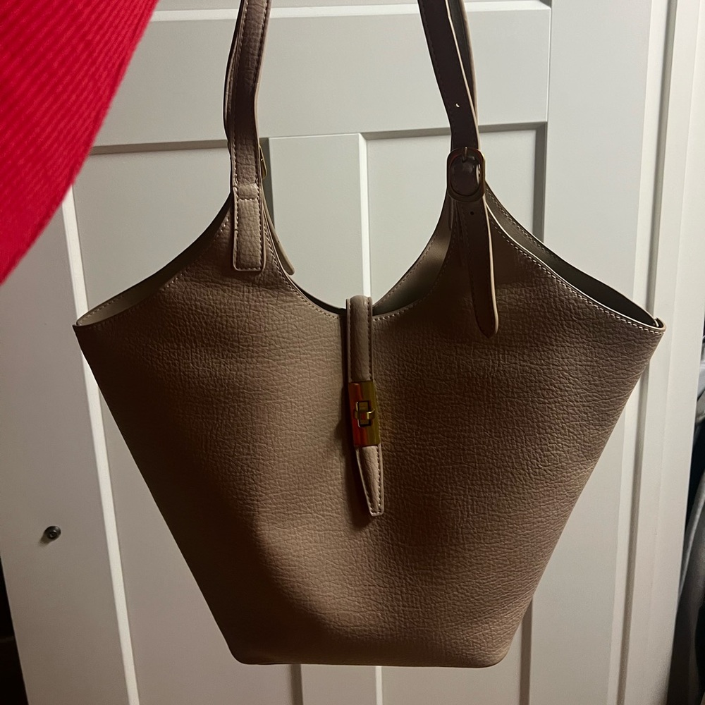 Tan viral bucket bag